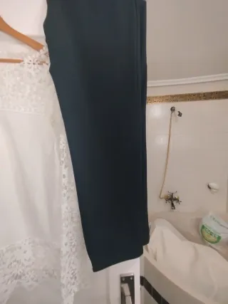 Blusa blanca encaje y pantalón negro