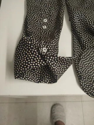 Blusa de Zara de fondo Marron con lunares crudos