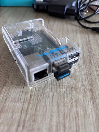 Raspberry Pi 2 con carcasa y cargador