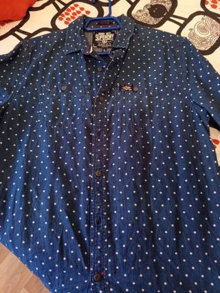 Camisa Superdry estampada lunares blancos  Talla L