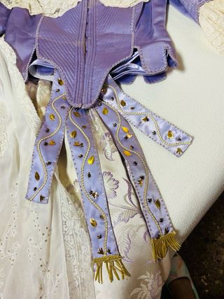 Traje de fallera malva y falda blanca con zapatos