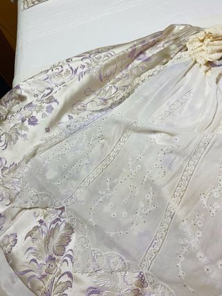 Traje de fallera malva y falda blanca con zapatos