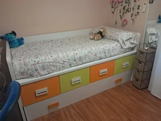 Cama nido con cajones Es una cama de madera maciza