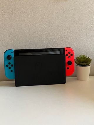 Nintendo Switch Azul y Rojo en perfecto estado.