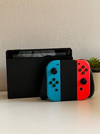 Nintendo Switch Azul y Rojo en perfecto estado.
