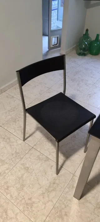 Mesa Comedor Cristal Negra y Patas Metal