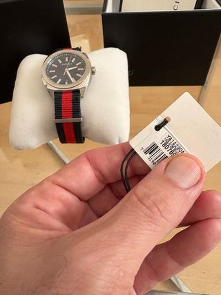 Reloj Gucci acero y correa tri banda .