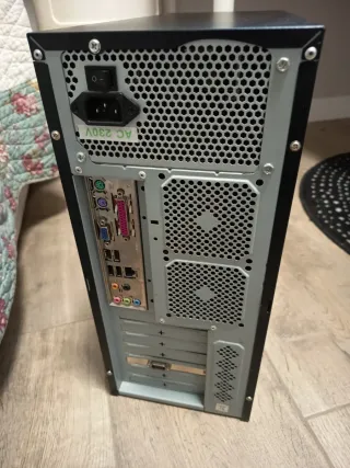 Pantalla Sony y ordenador PC