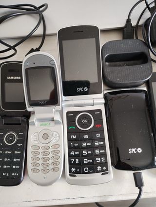 Lote de teléfonos móviles antiguos y modernos