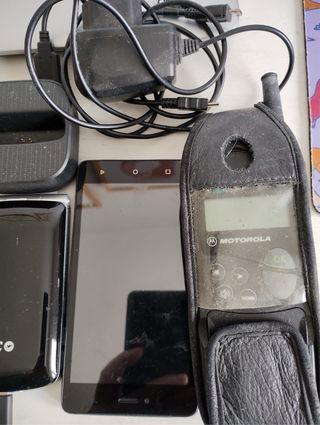 Lote de teléfonos móviles antiguos y modernos