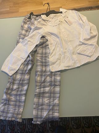 Pijama niña cuadros blanco y gris