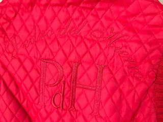 Chaleco acolchado rojo con cuello de canalé