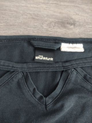 Camiseta SKFK negra con escote