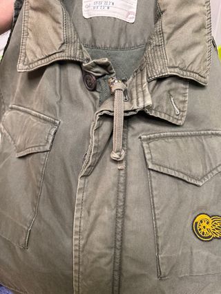 Chaqueta verde militar con parches