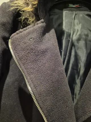 Abrigo negro con capucha y pelo