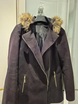 Abrigo negro con capucha y pelo