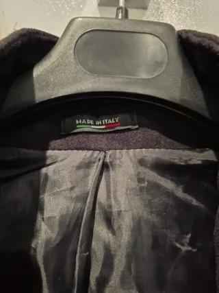 Abrigo negro con capucha y pelo