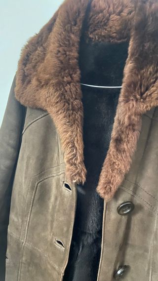 Casaco de pele castanho com gola de pelo