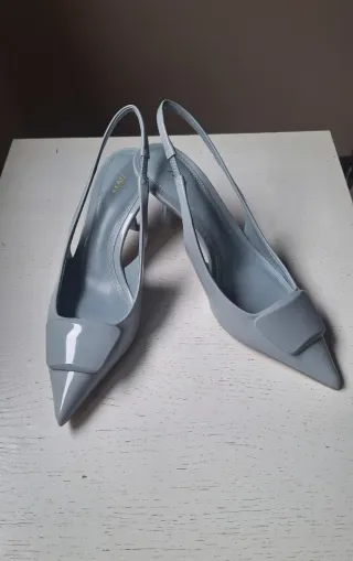 Zapatos de tacón bajo azul grisáceo