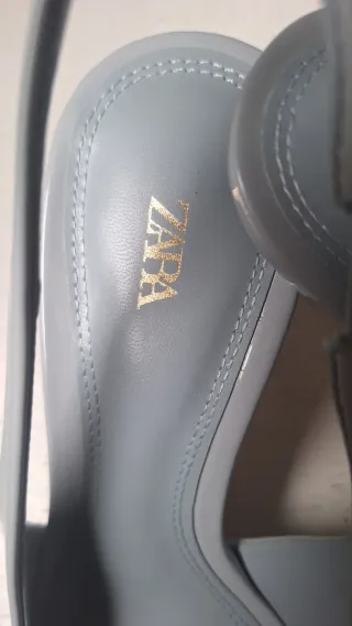 Zapatos de tacón bajo azul grisáceo