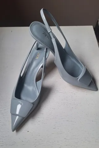 Zapatos de tacón bajo azul grisáceo