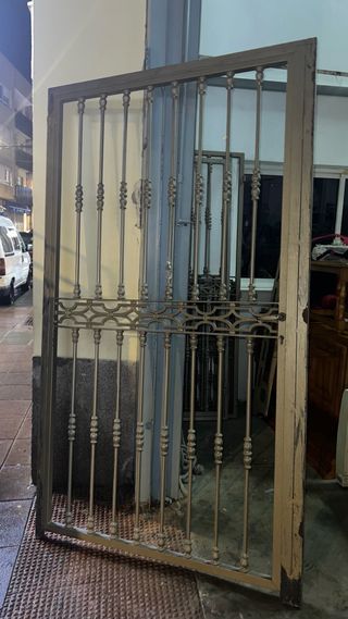 Puerta de hierro forjado