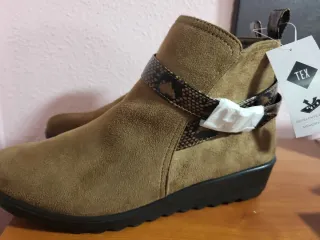 Botines marrones con detalle serpiente