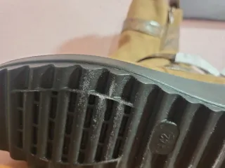 Botines marrones con detalle serpiente