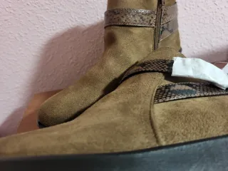 Botines marrones con detalle serpiente