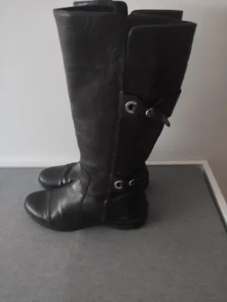Botas altas de piel negras
