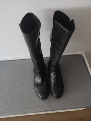 Botas altas de piel negras