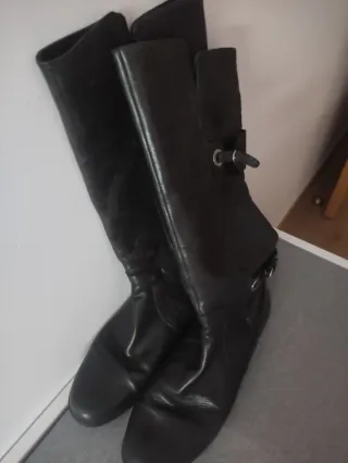 Botas altas de piel negras