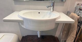 Lavabo Roca con grifo y espejo