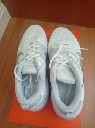 Zapatillas Nike Blancas y Grises