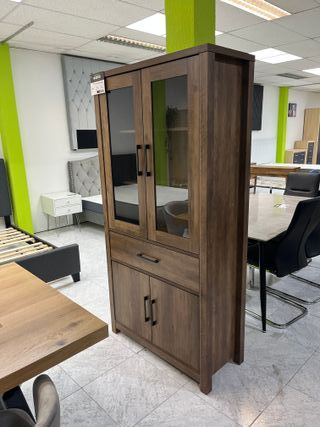 Vitrina de madera y cristal