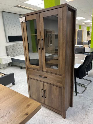 Vitrina de madera y cristal