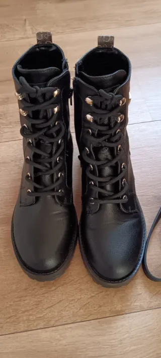 Botas Guess Negras y Mochila