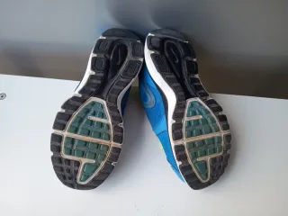 Deportivas Nike azules y verdes
