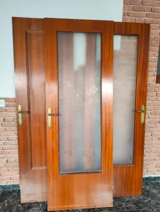 8 Puertas de madera algunas con cristal