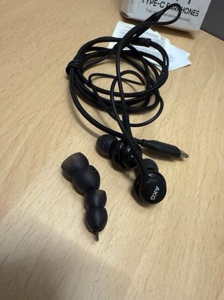 Auriculares Samsung Type-C AKG Negros
