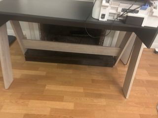 Escritorio negro y madera