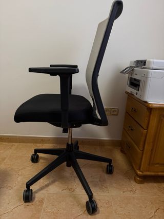 Silla de oficina ergonómica Actiu negra