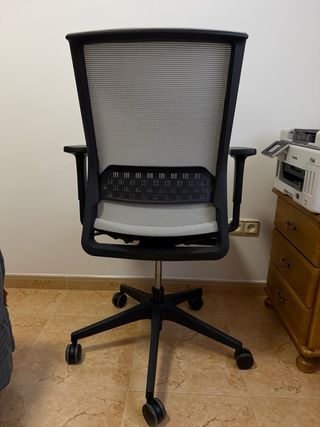 Silla de oficina ergonómica Actiu negra