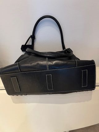 Borsa donna in pelle nera con borchie