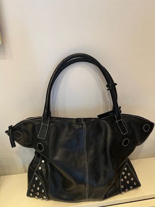 Borsa donna in pelle nera con borchie