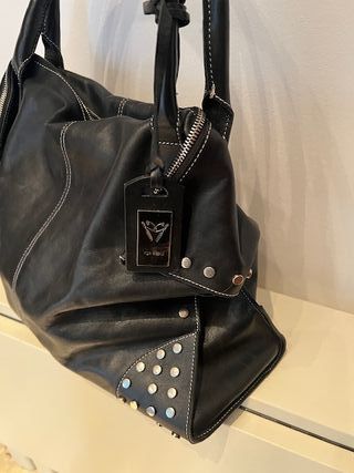 Borsa donna in pelle nera con borchie