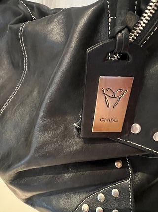 Borsa donna in pelle nera con borchie