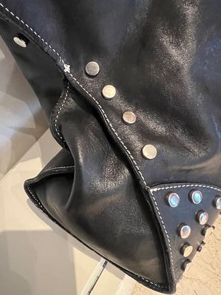 Borsa donna in pelle nera con borchie