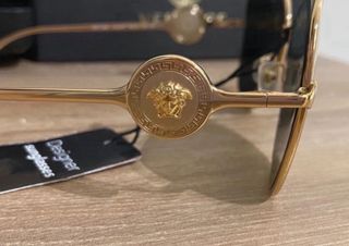 Gafas de sol doradas y negras Versace