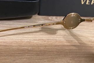 Gafas de sol doradas y negras Versace